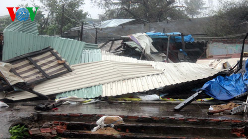 พายุนารีพัดถล่มท้องถิ่นทางภาคกลางเวียดนามสร้างความเสียหายอย่างหนัก